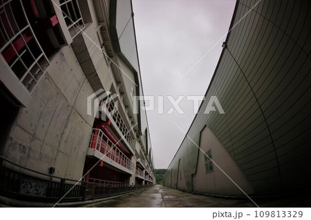 二風谷ダムの天端とゲート 109813329