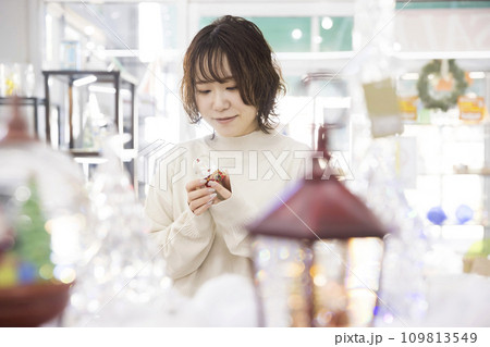 クリスマスコーナーで買い物をする若い女性 109813549
