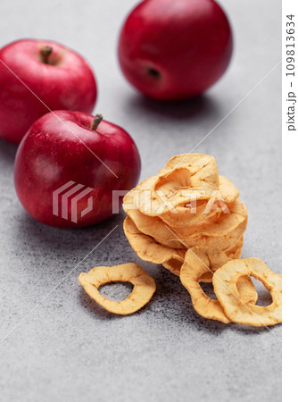 Dried apple chips 109813634