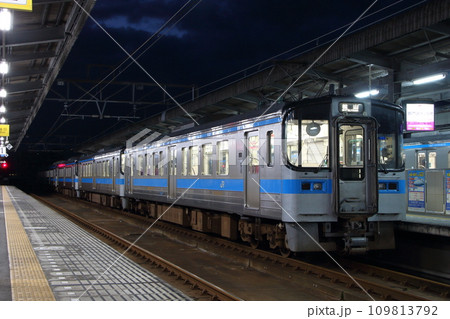 早朝の今治駅に停車中の予讃線7000系5両編成 109813792