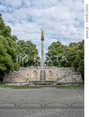 golden peace angel Friedensengel in Muenchen City Statue Munich fountain 109813843