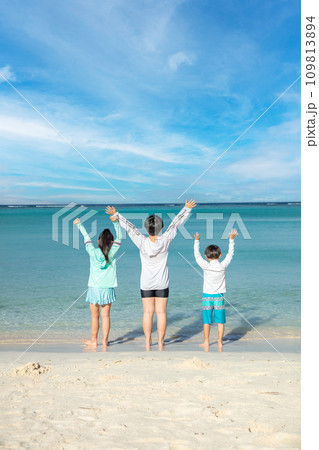 南国ビーチと子ども Tropical beach and children 南国ビーチと子ども Tropical beach and children 109813894