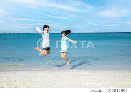 砂浜でジャンプする子ども 109813903