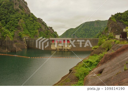 豊平峡ダムの堤体と定山湖 豊平峡ダムの堤体と定山湖 109814190