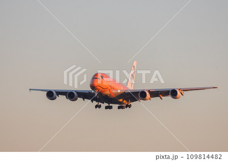 成田空港に着陸する旅客機・飛行機・全日空A380・フライングホヌ 成田空港に着陸する旅客機・飛行機・全日空A380・フライングホヌ 109814482