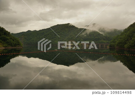 定山渓ダム天端からのさっぽろ湖 109814498