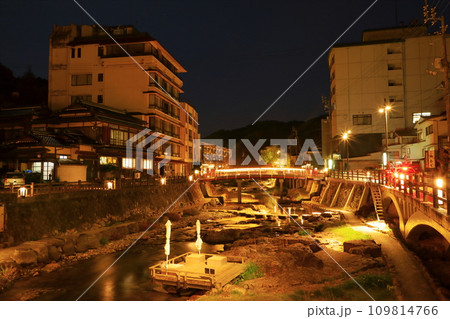 長門湯本温泉街の夜 ライトアップ風景 長門湯本温泉街の夜 ライトアップ風景 109814766