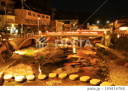 長門湯本温泉街の夜 飛び石と千代橋 ライトアップ風景 長門湯本温泉街の夜 飛び石と千代橋 ライトアップ風景 109814768