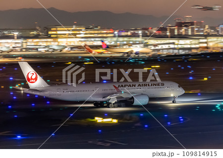 羽田空港の風景・タキシングする旅客機・日本航空A350 109814915