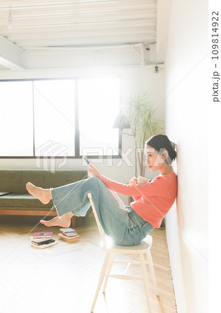 部屋で考え事をする女性 部屋で考え事をする女性 109814922