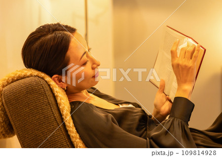 夜部屋で読書をする女性 109814928