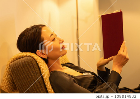 夜部屋で読書をする女性 夜部屋で読書をする女性 109814932
