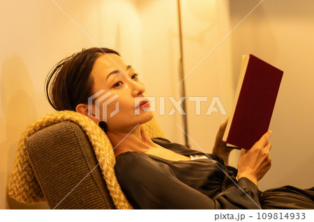夜部屋で読書をする女性 109814933