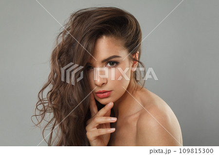 Sensual fashion model with dark healthy hairstyle, fresh clean skin and trendy make-up  109815300