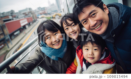 Happy chinese family selfie at the city...のイラスト素材 [109815494] - PIXTA