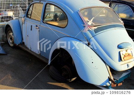 壊れた古い自動車　廃車された車 109816276