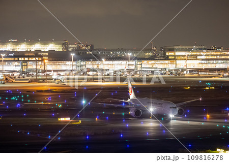 タキシングする旅客機・日本航空ボーイング787 タキシングする旅客機・日本航空ボーイング787 109816278