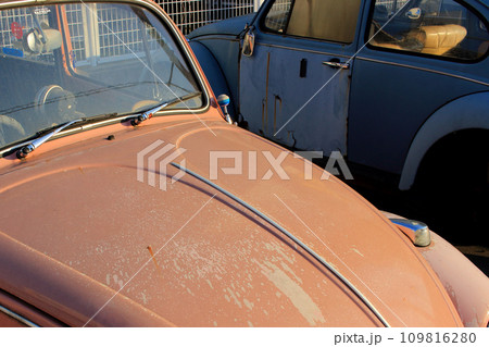 壊れた古い自動車　廃車された車 109816280