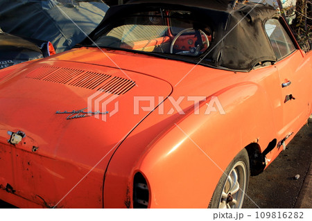 壊れた古い自動車　廃車された車 109816282
