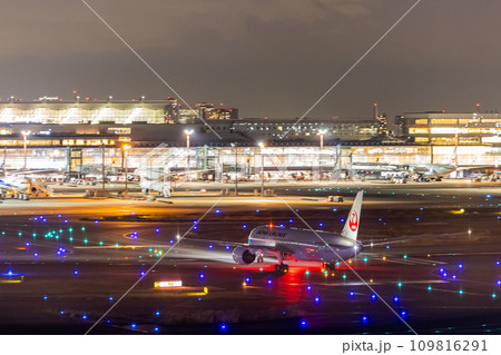 タキシングする旅客機・日本航空ボーイング787 109816291