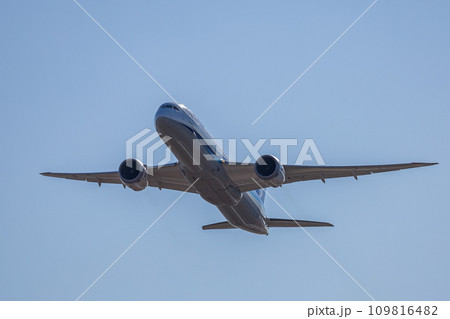 成田空港を離陸する旅客機・飛行機・全日空・ボーイング787 109816482