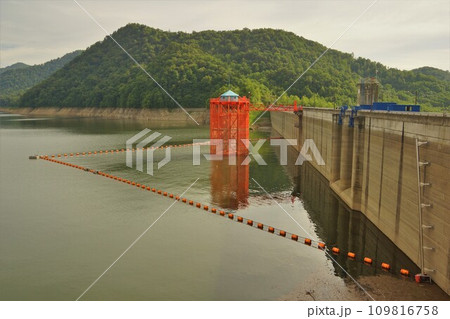 岩尾内ダムの堤体と岩尾内湖 109816758