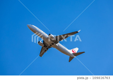 成田空港を離陸する旅客機・日本航空ボーイング737 109816763
