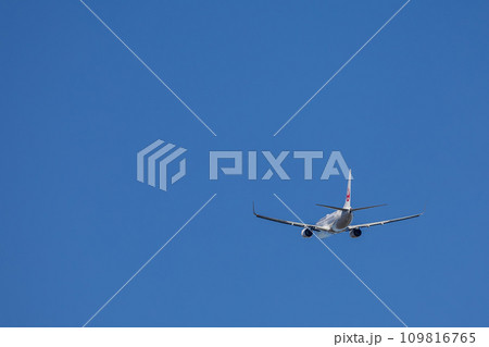 成田空港を離陸する旅客機・日本航空ボーイング737 109816765