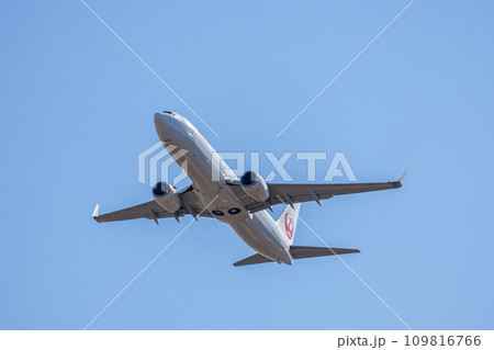 成田空港を離陸する旅客機・日本航空ボーイング737 109816766