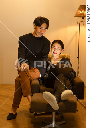 部屋でパソコンを見るカップル 部屋でパソコンを見るカップル 109816900
