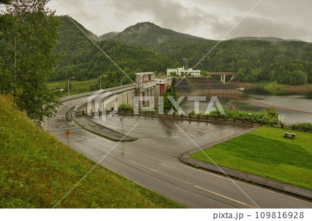 見晴台からの鹿ノ子ダムとおけと湖 109816928