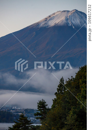 河口湖町の高台から望む富士山の朝の風景 109817232