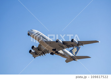 成田空港を離陸する旅客機・シンガポール航空A380 109817522