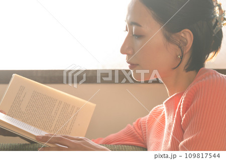 読書をする女性 読書をする女性 109817544
