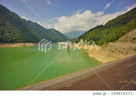 深山ダムの堤体と深山湖 109818171