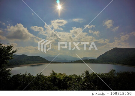 沼原ダムの湖面と太陽 109818356