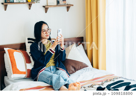 スマホを見る若い女性 109818800