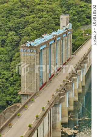 佐久間ダムの堤体と天端 佐久間ダムの堤体と天端 109818802