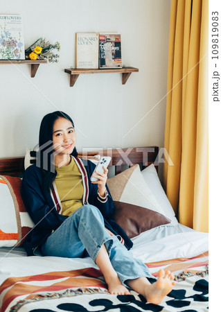 スマホを見る若い女性 スマホを見る若い女性 109819083