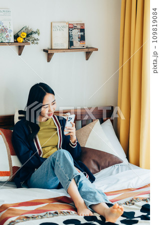スマホを見る若い女性 スマホを見る若い女性 109819084