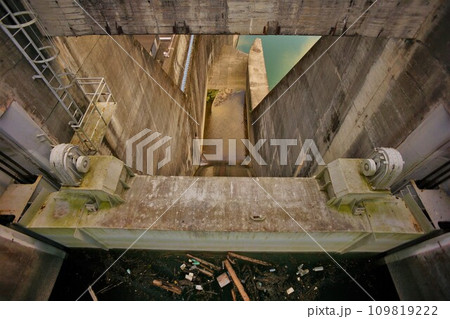 秋葉ダムのゲート 109819222