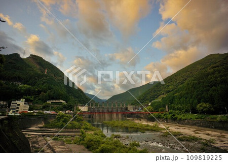 下流から見る秋葉ダムの堤体と竜山橋 109819225