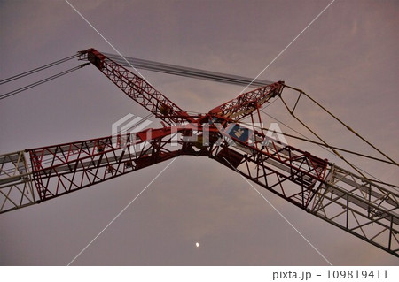 船明ダムの巨大クレーンのアーム 109819411