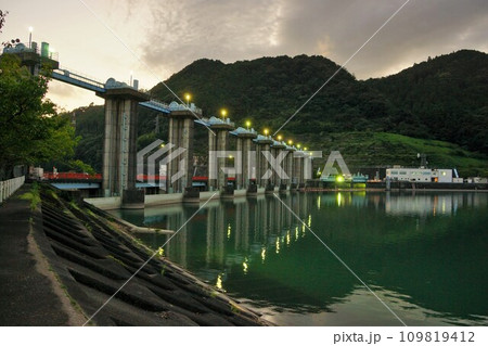 夕刻の船明ダムとダム湖 夕刻の船明ダムとダム湖 109819412