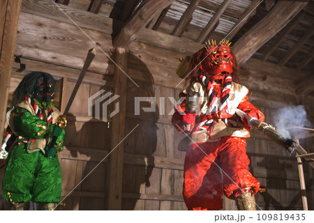 書写山円教寺　鬼追い会式　白山権現社舞殿で邪気を追い払う鬼の舞 109819435
