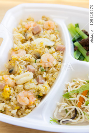 美味しい海鮮炒飯弁当 109819579