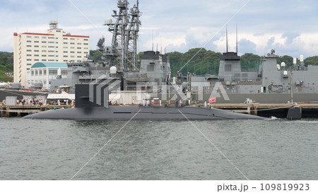 停泊する海上自衛隊潜水艦わかしお 109819923