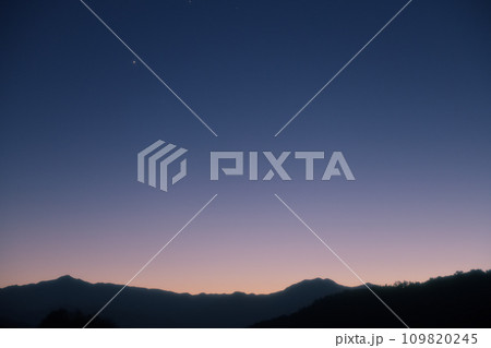 マジックアワーの関東山地の上に輝く金星 マジックアワーの関東山地の上に輝く金星 109820245