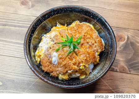 卵とじカツ丼 卵とじカツ丼 109820370