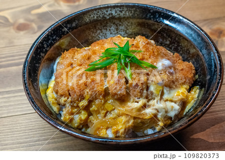 卵とじカツ丼 109820373